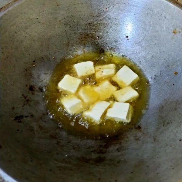 Goreng tahu hingga kecoklatan.