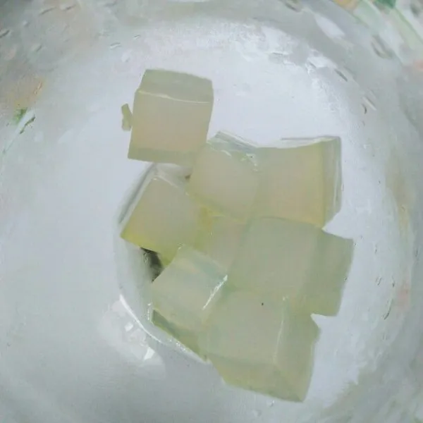 Masukkan nata decoco dalam gelas