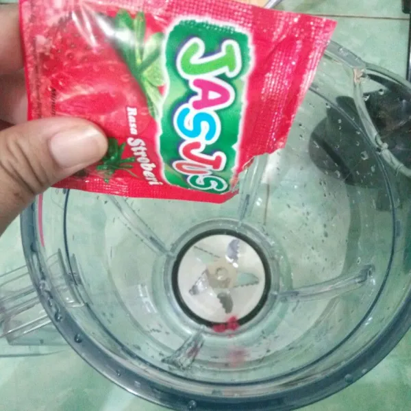 Masukan bubuk strawberry instan kedalan blender.