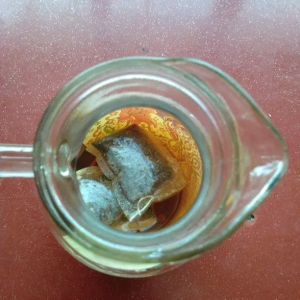 Seduh 2 kantong teh hitam dengan air panas, setelah 15 menit angkat kantong teh.