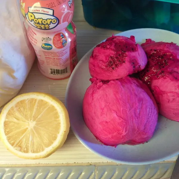 Siapkan bahan, kupas buah naga dan peras air lemon.