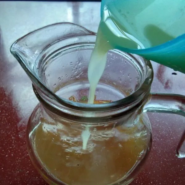 Ambil teh yg sudah di seduh kemudian tambahkan jus belimbing dan perasan air jeruk lemon.