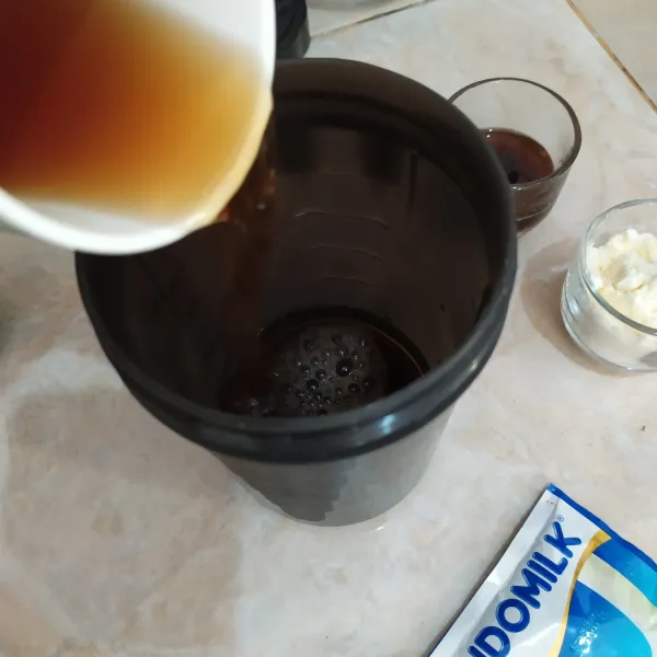 Tuang teh ke dalam shaker.