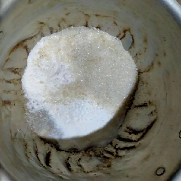Masukkan tepung hunkwee, vanili bubuk dan gula pasir.