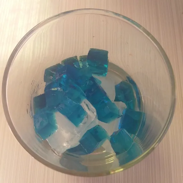 Tambahkan jeli yang dipotong dadu.