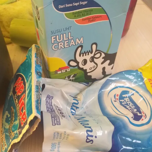 Siapkan bahan-bahan untuk susu kocok.