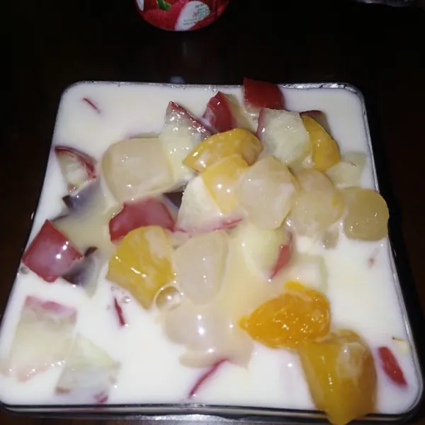 Beri susu kental manis, aduk rata.siap dinikmati.