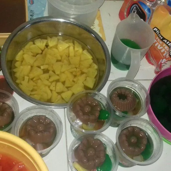 Siapkan semua bahan. susun diatas mangkok/gelas.dimulai dari pepaya,nanas,kolang kaling,nata de coco dan pudding coklat.masukkan es batu dan siram dg sirup pandan. es poddeng siap dinikmati di cuaca yang panas ini😋