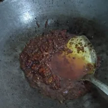 Uleg atau blender bumbu hingga halus lalu tumis hingga tanak, tambahkan garam dan kaldu bubuk lalu koreksi rasa.
