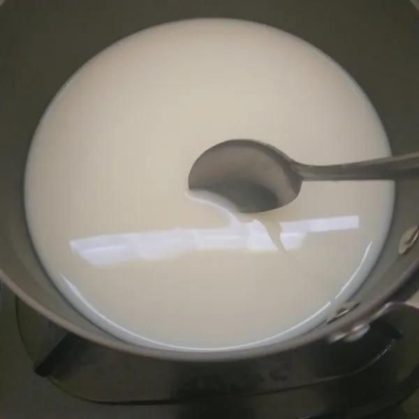 Dalam panci campur susu UHT, kental manis dan air matang kemudian, masak sampai mendidih.