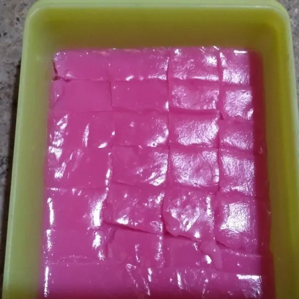 Setelah dingin, potong dadu kotak adonan tepung hunkwee.