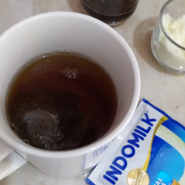 Rendam teh ke dalam air panas. (warna teh akan menghasilkan warna minuman yang berbeda)
Jika warna sudah keluar ,buang tehnya