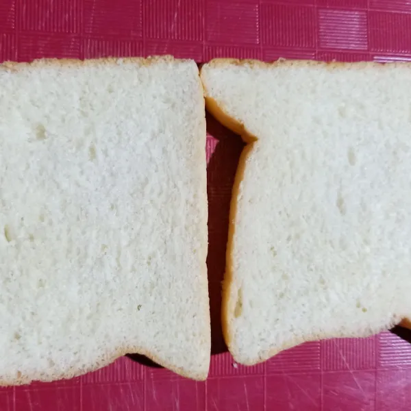 Siapkan 2 lembar roti tawar.