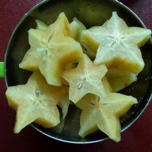 Cuci bersih buah belimbing, potong-potong kemudian blender halus dengan 300 ml air dingin