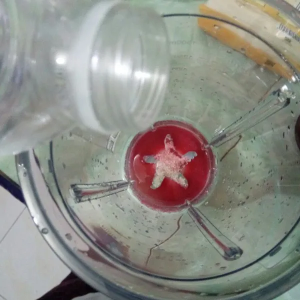 Tambahkan sedikit air lalu blender hingga tercampur rata.