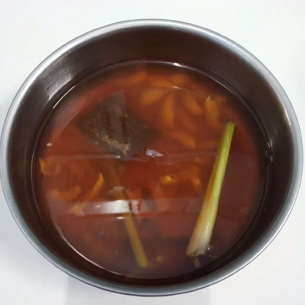 Masukkan leci, madu dan air es/air dingin. Aduk rata,  icip rasa dan sajikan.