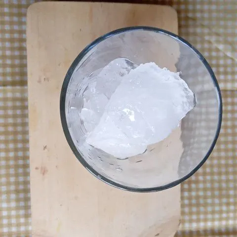 Siapkan gelas saji kemudian isi dengan es batu