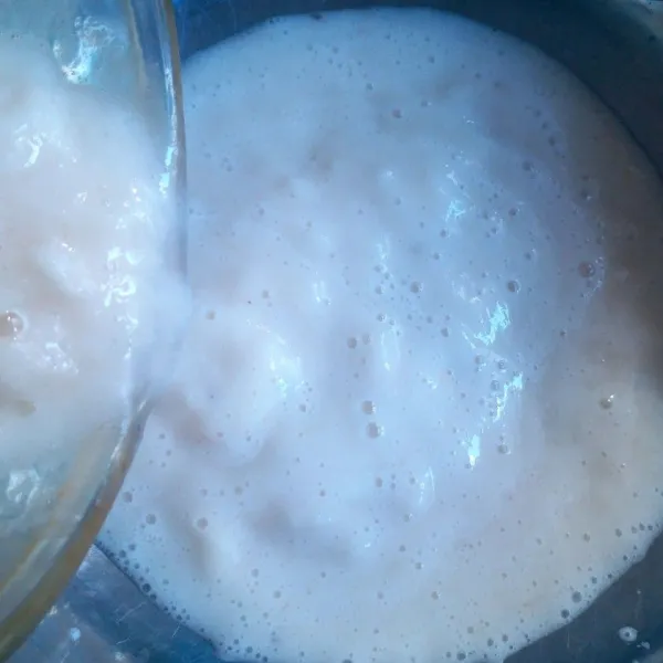 Blender buah sirsak dengan air kelapa muda, tidak perlu terlalu halus. Tuang kedalam wadah.