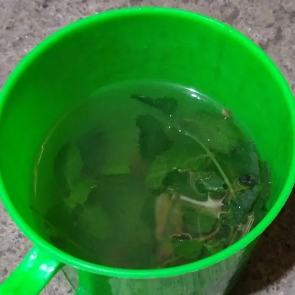 Jika air sudah mendidih, matikan kompor dan angkat lalu tambahkan daun mint.