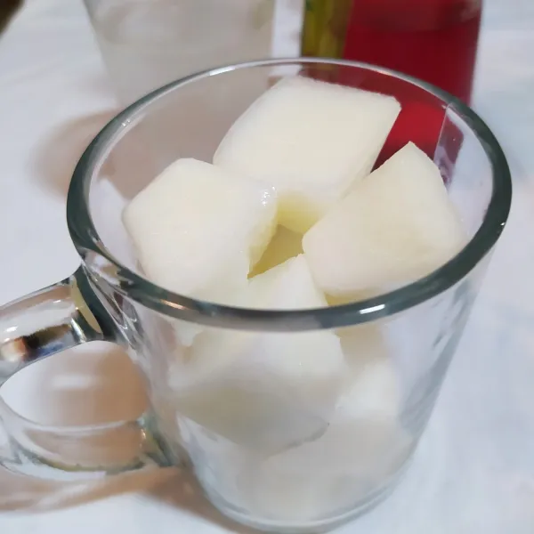 Masukkan ke dalam gelas saji.