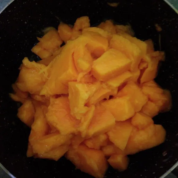 Kupas dan potong dadu mangga dan masukkan dalam panci.