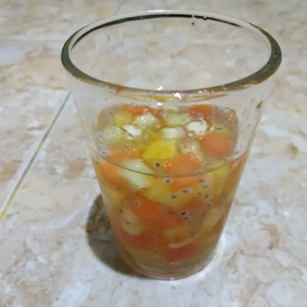 Tuang koktail buah ke dalam gelas.