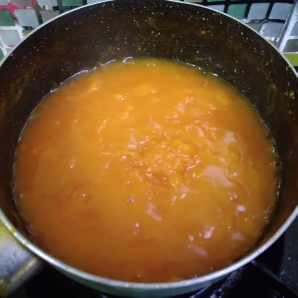 Masak dengan api sedang sambil di aduk hingga mangga mencair, angkat dan dinginkan suhu ruang.