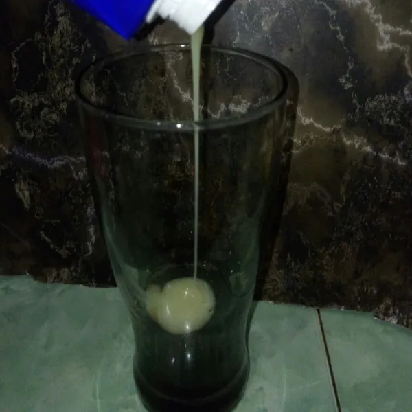 Tambahkan susu kental manis.