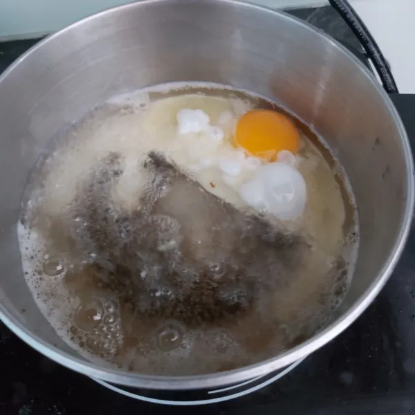 Goreng telur sampai matang. bila telah matang, tiriskan dalam piring.