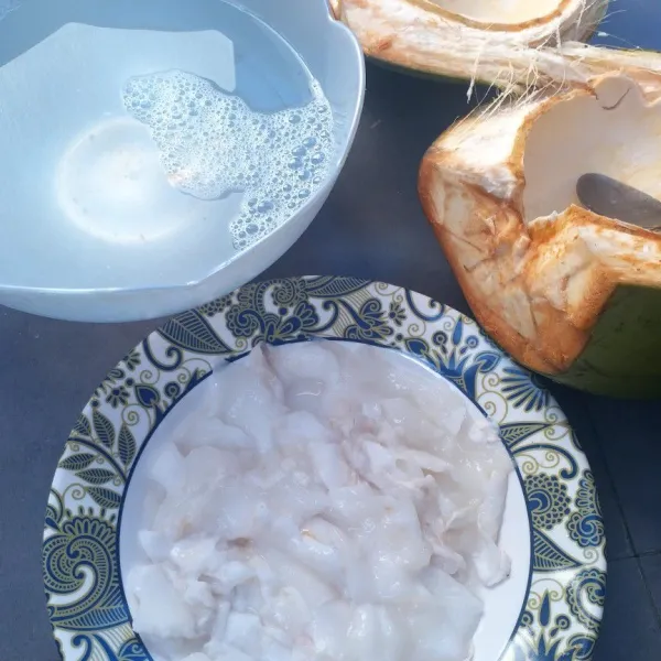 Pisahkan air dan daging buah kelapa muda, lalu kerok kelapa mudanya.