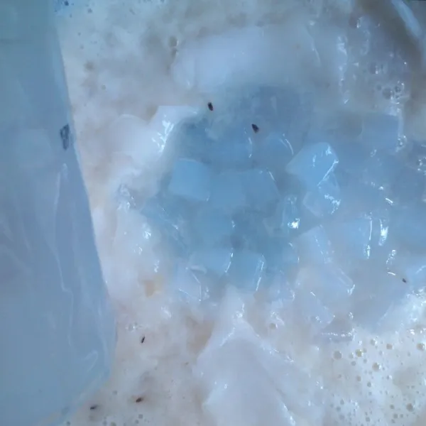 Masukkan nata de coco dan airnya, aduk.
