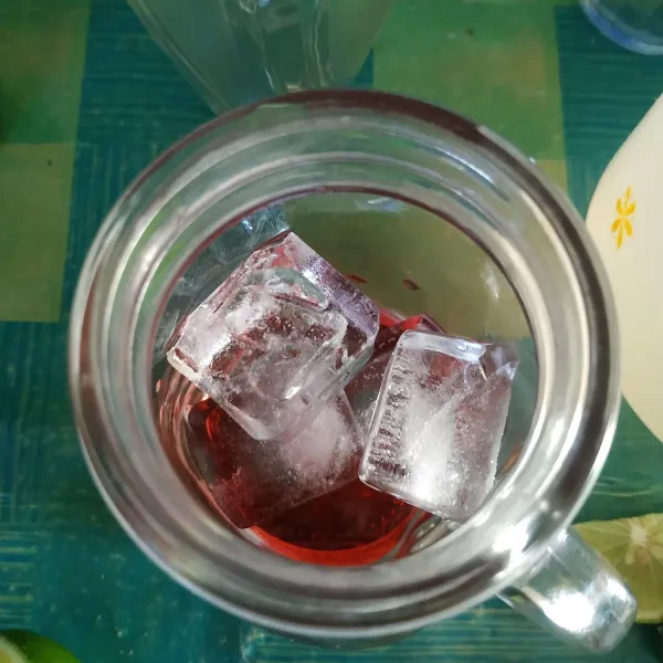 Masukkan cocopandan kedalam gelas saji. Beri es batu secukupnya.