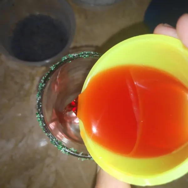 Tuangkan sirup kedalam gelas