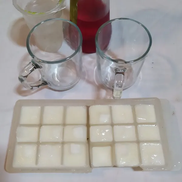 Setelah beku, keluarkan dari cetakan.