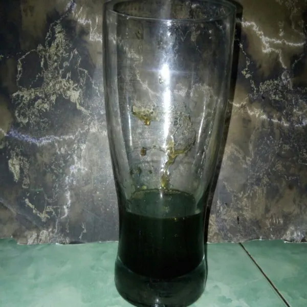 Masukkan sirup gula aren ke dalan gelas saji.
