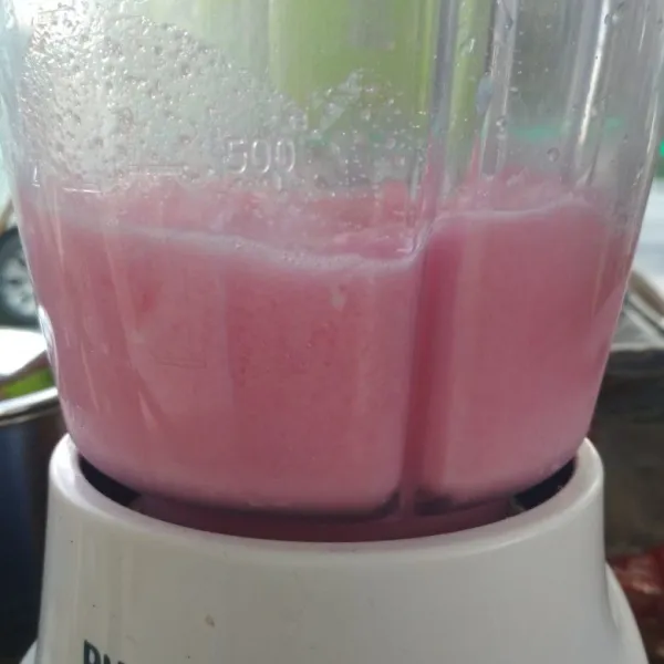 Blend hingga semua tercampur rata dan es menjadi lembut.