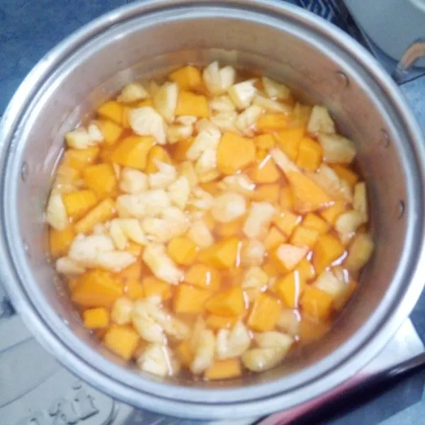 Masukkan bahan-bahan ke dalam panci, masak dengan api sedang. Berikan juga garam untuk mengurangi rasa gatal yg terdapat pada buah nanas.