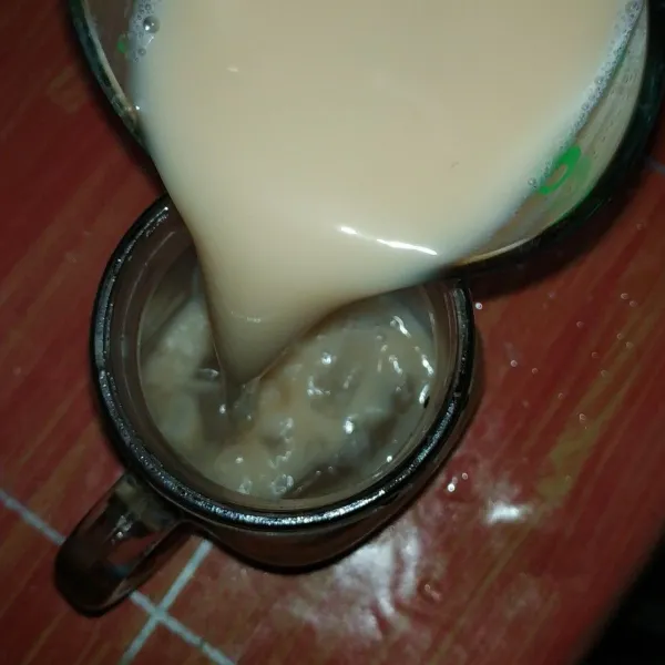 Masukkan teh tarik ke dalam es batu , dan es teh tarik siap dinikmati.