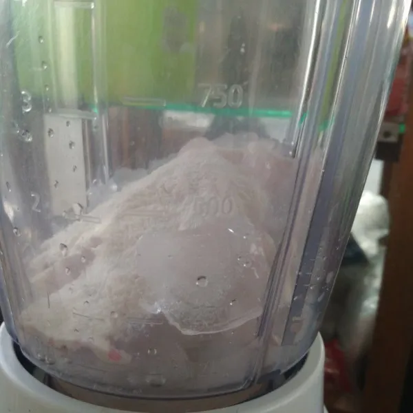 Masukkan es batu, air, dan bubuk stroberi ke dalam blender.