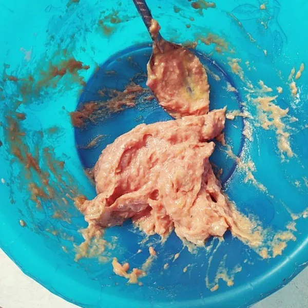 Siapkan wadah. Campurkan daging, udang, bawang putih, daun bawang, minyak wijen, merica, penyedap rasa. Bila sudah tercampur rata, masukkan telur, tepung tapioka, tepung terigu.