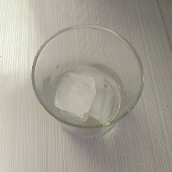 Penyajian: tata es batu dalam gelas.