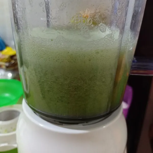 Siapkan blender, masukkan sawi hijau/pakcoy, nanas, gula pasir, air jeruk lemon dan air putih. Kemudian blender sampai halus.