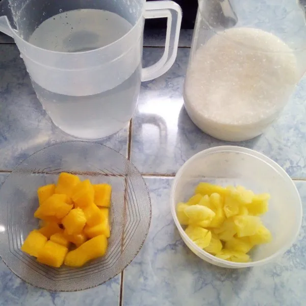Siapkan bahan-bahan lainnya seperti nanas, pepaya, gula pasir dan air.