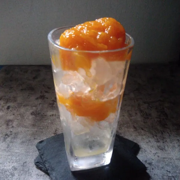 Cara penyajian: taruh campuran mangga dan gula dalam gelas, beri es batu. Letakkan mangga dan es secara bergantian.