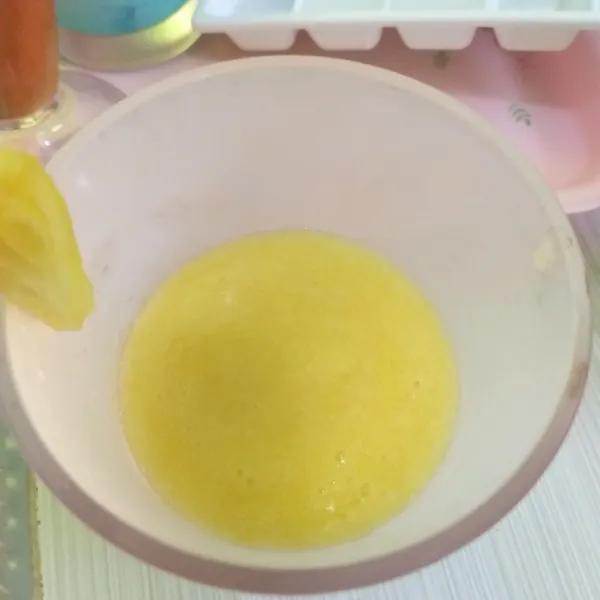 Tuang jus nanas sampai 1/2 tinggi gelas.