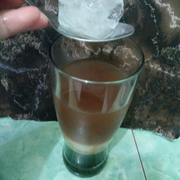 Tambahkan es batu.