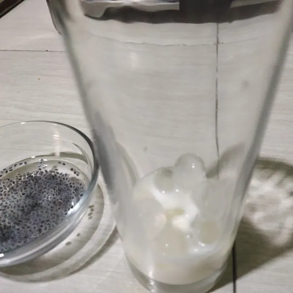 Tuang es batu dalam gelas selanjutnya tambahkan jus jeruk yang sudah kita peras lalu tambahkan simple sirup kedalam gelas yang disusul dengan selasih