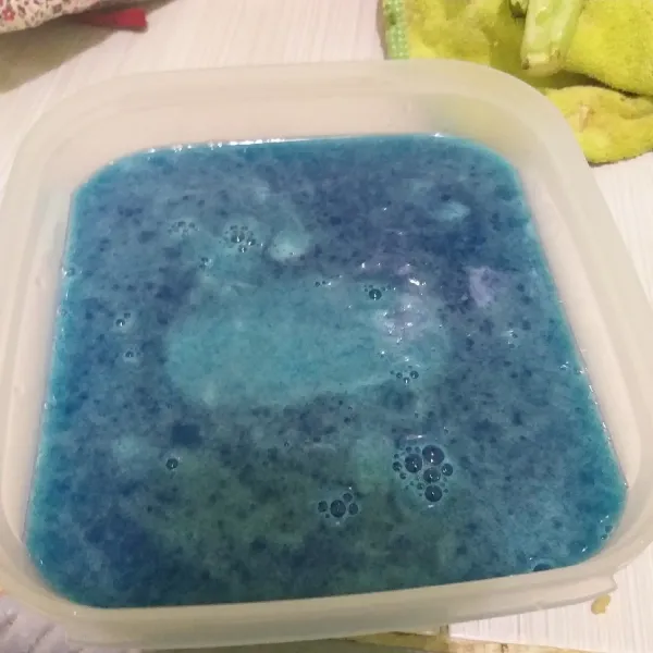 Tuang dalam kotak anti panas dan dinginkan.