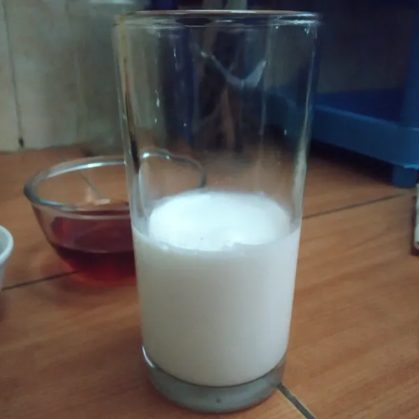 Larutkan creamer dalam 100 ml air hangat dalam gelas (jika pakai susu UHT, tinggal tuangkan susu dalam gelas).