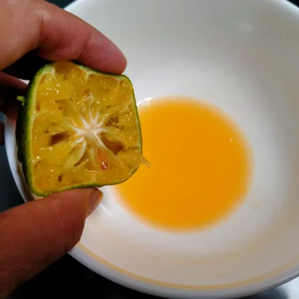 Peras jeruk dalam wadah.